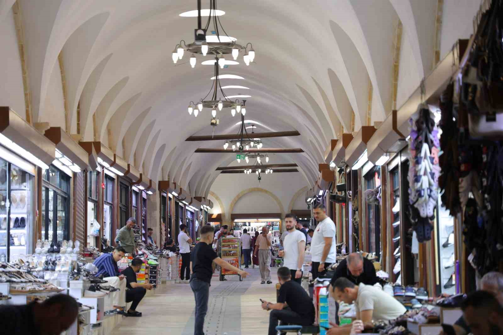 KAHRAMANMARAŞ’IN TARİHİ ÇARŞISI SICAK HAVADA DOĞAL SERİNLİK SUNUYOR