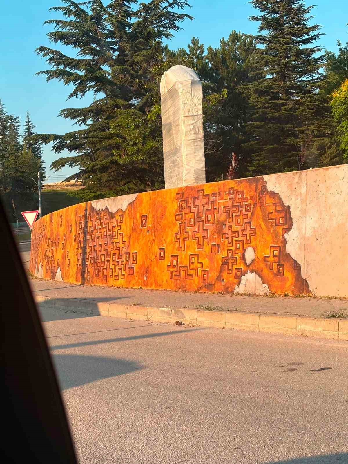ESKİŞEHİR’DE BİR PARKIN DUVARLARINDAKİ HAÇ FİGÜRLERİNE TEPKİ