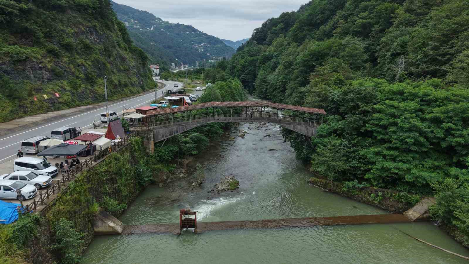 TARİHİ KİREMİTLİ KÖPRÜ TURİSTLERİN GÖZDESİ OLDU