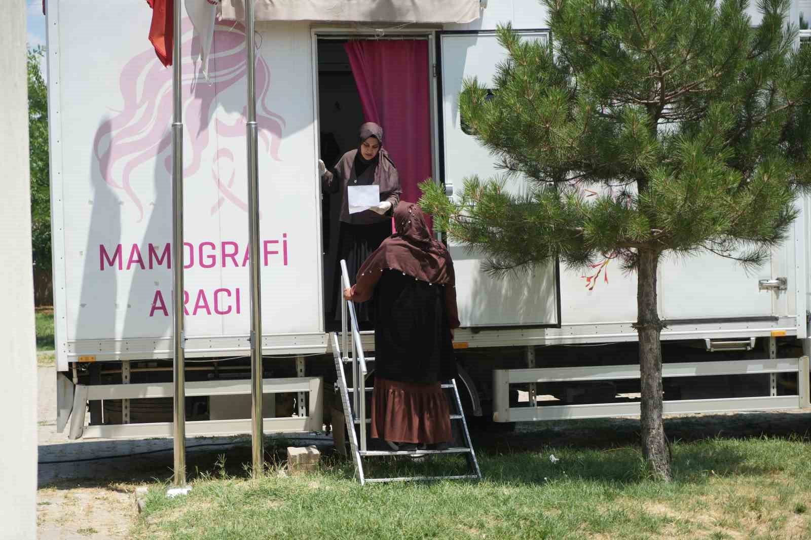 MUŞ’TA MOBİL MAMOGRAFİ ARACIYLA KÖY KÖY ÜCRETSİZ KANSER TARAMASI YAPILIYOR