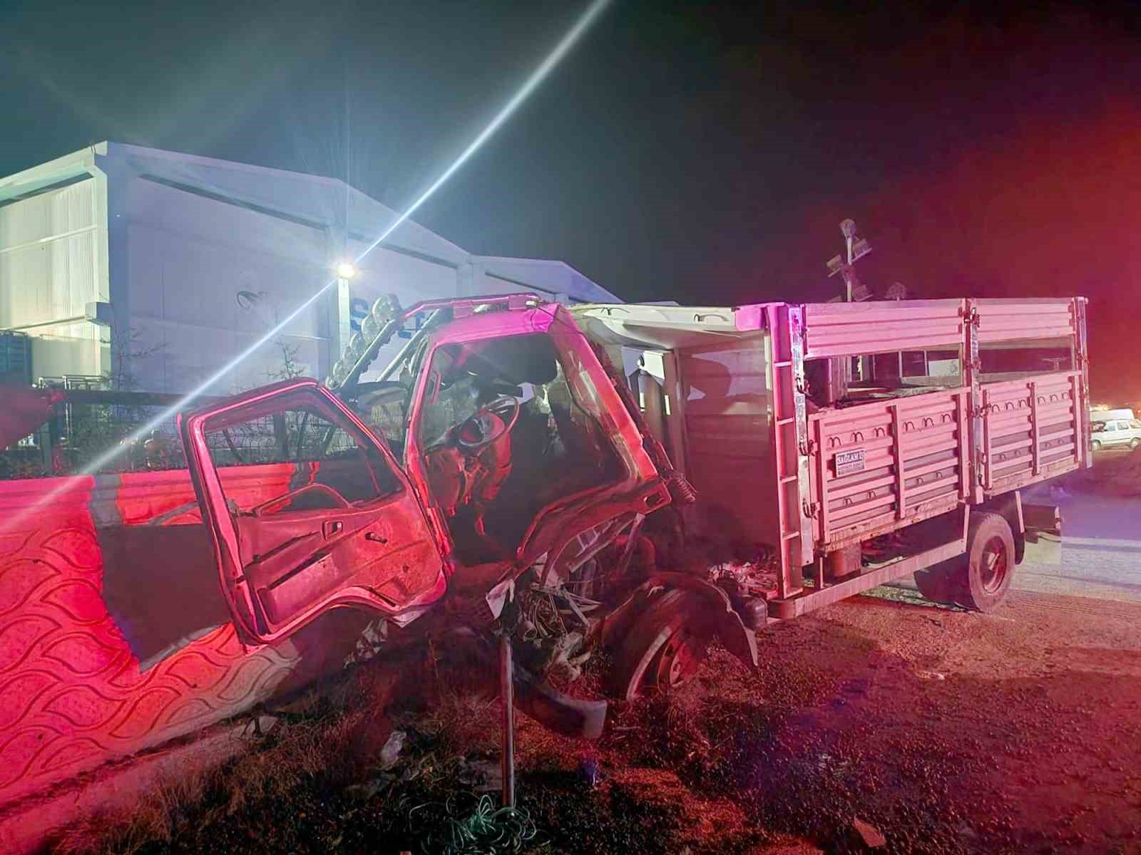 KAMYON ÖNCE TRAKTÖRE SONRA DUVARA ÇARPTI: 1 ÖLÜ, 3 YARALI