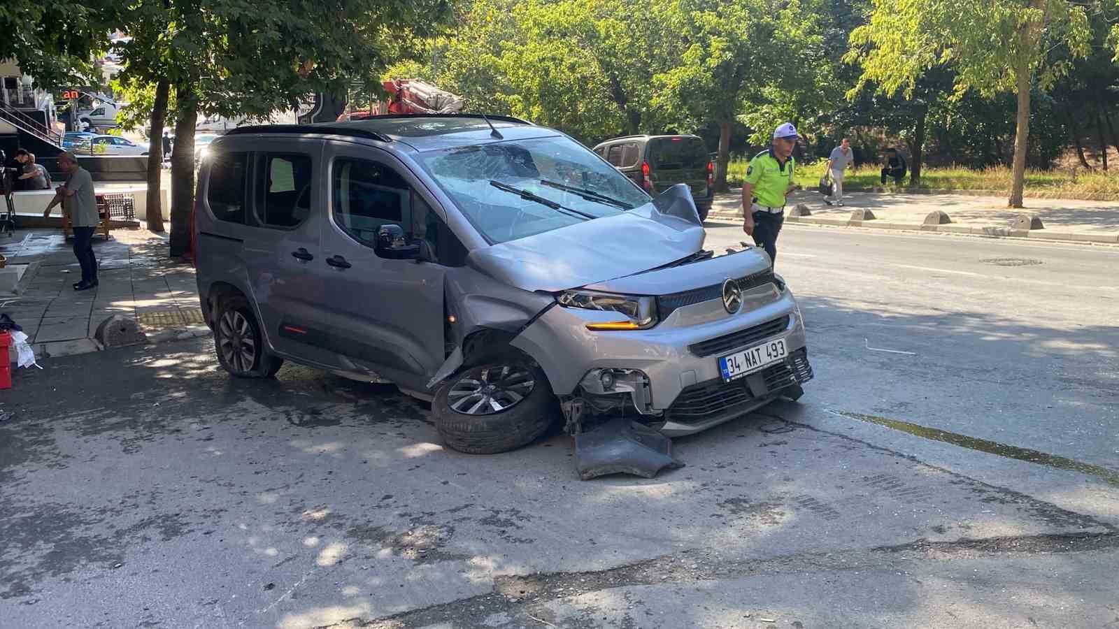 BAYRAMPAŞA’DA ARACA ÇARPAN SU TANKERİ DEVRİLDİ: 1 KİŞİNİN YARALANDIĞI KAZA ANI KAMERADA