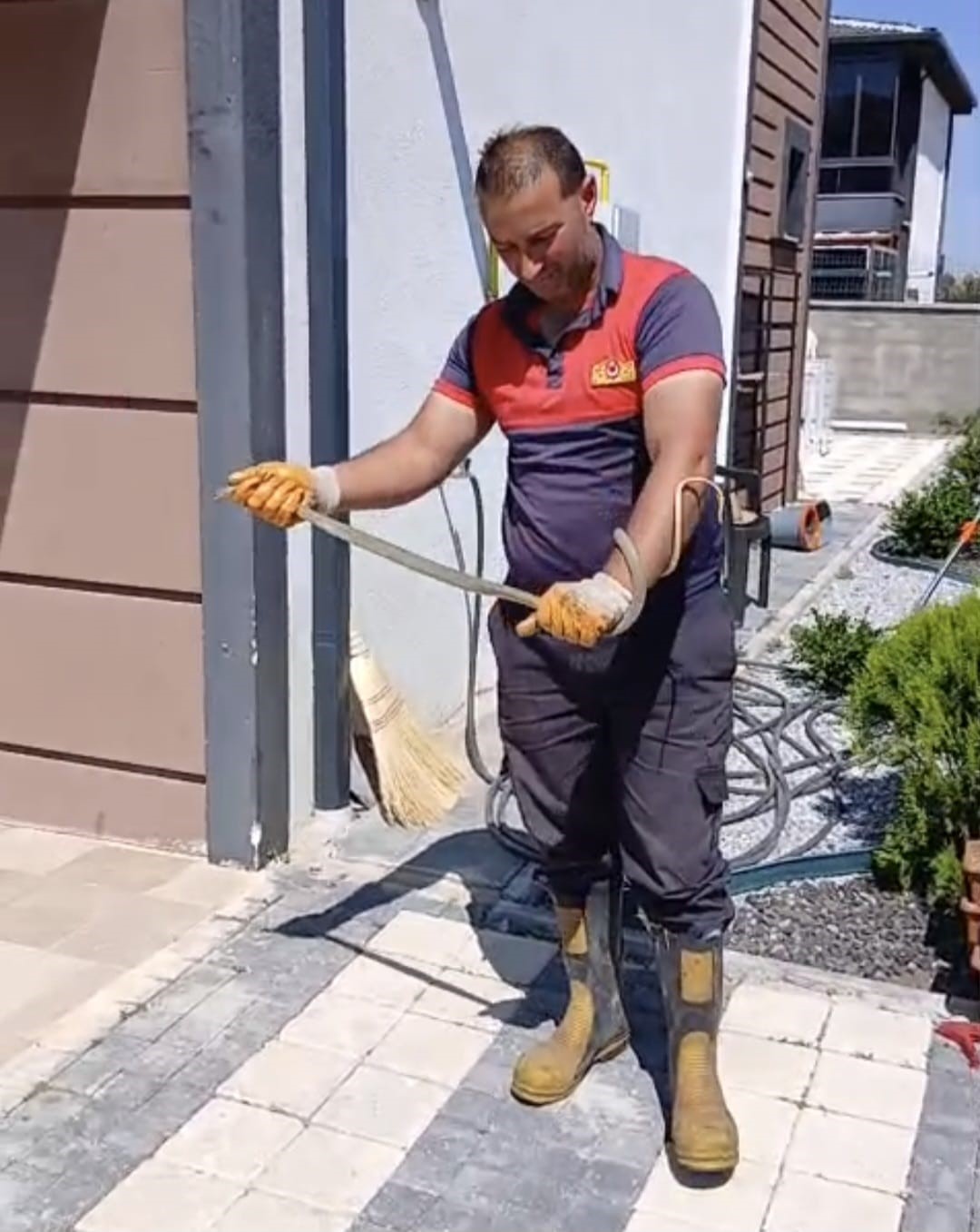 YOZGAT’TA EVİN BAHÇESİNE GİREN YILAN DOĞAYA BIRAKILDI