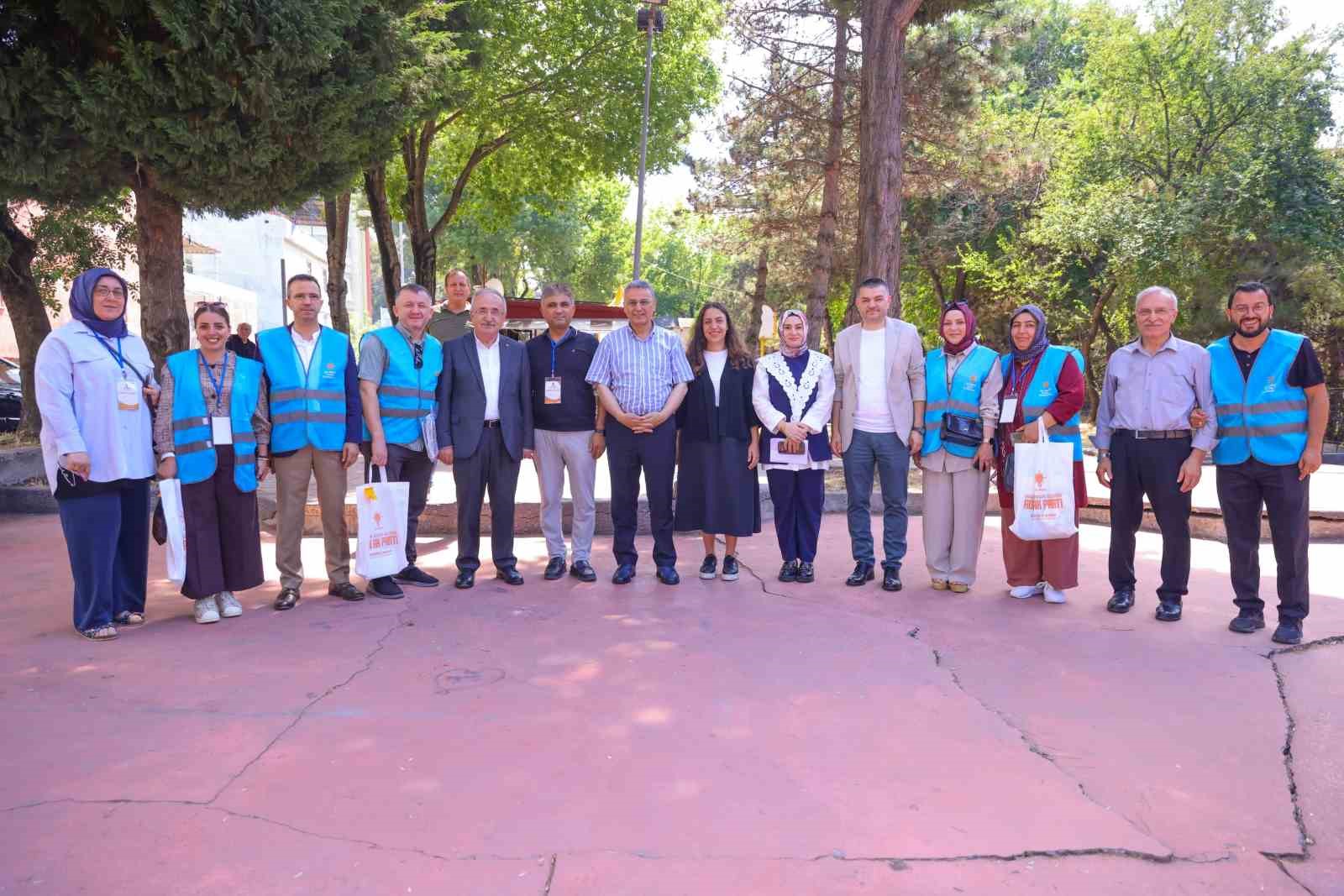 CUMHURBAŞKANI ERDOĞAN İMZALI BELGELER SAHİPLERİNE TAKDİM EDİLDİ