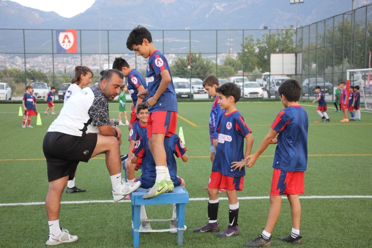 GELİŞİM LİGİ’NE U14 VE U15 DE KATILACAK OLAN ALTINYILDIZ ÇALIŞMALARA HIZ VERDİ