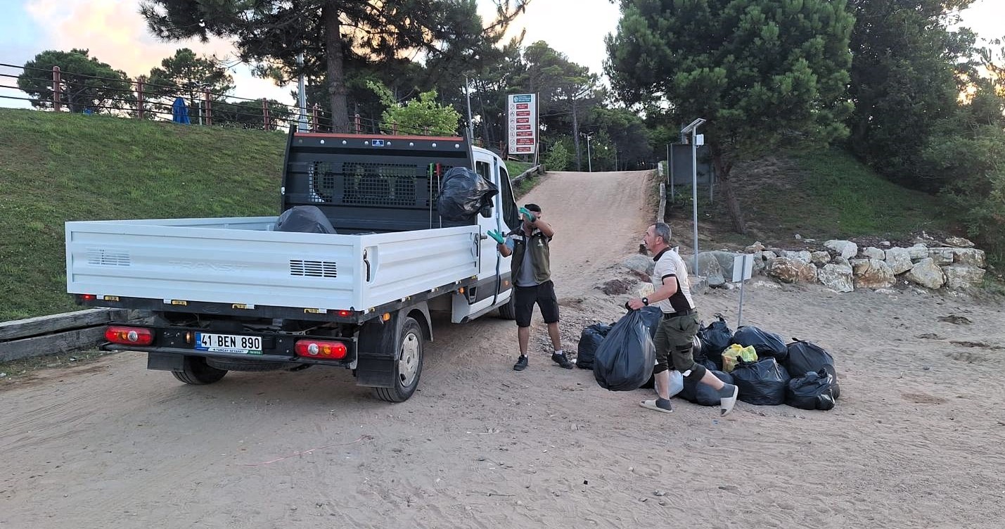 TATİLCİLERİN AKININA UĞRAYAN KANDIRA’DA 387 TON ATIK TOPLANDI