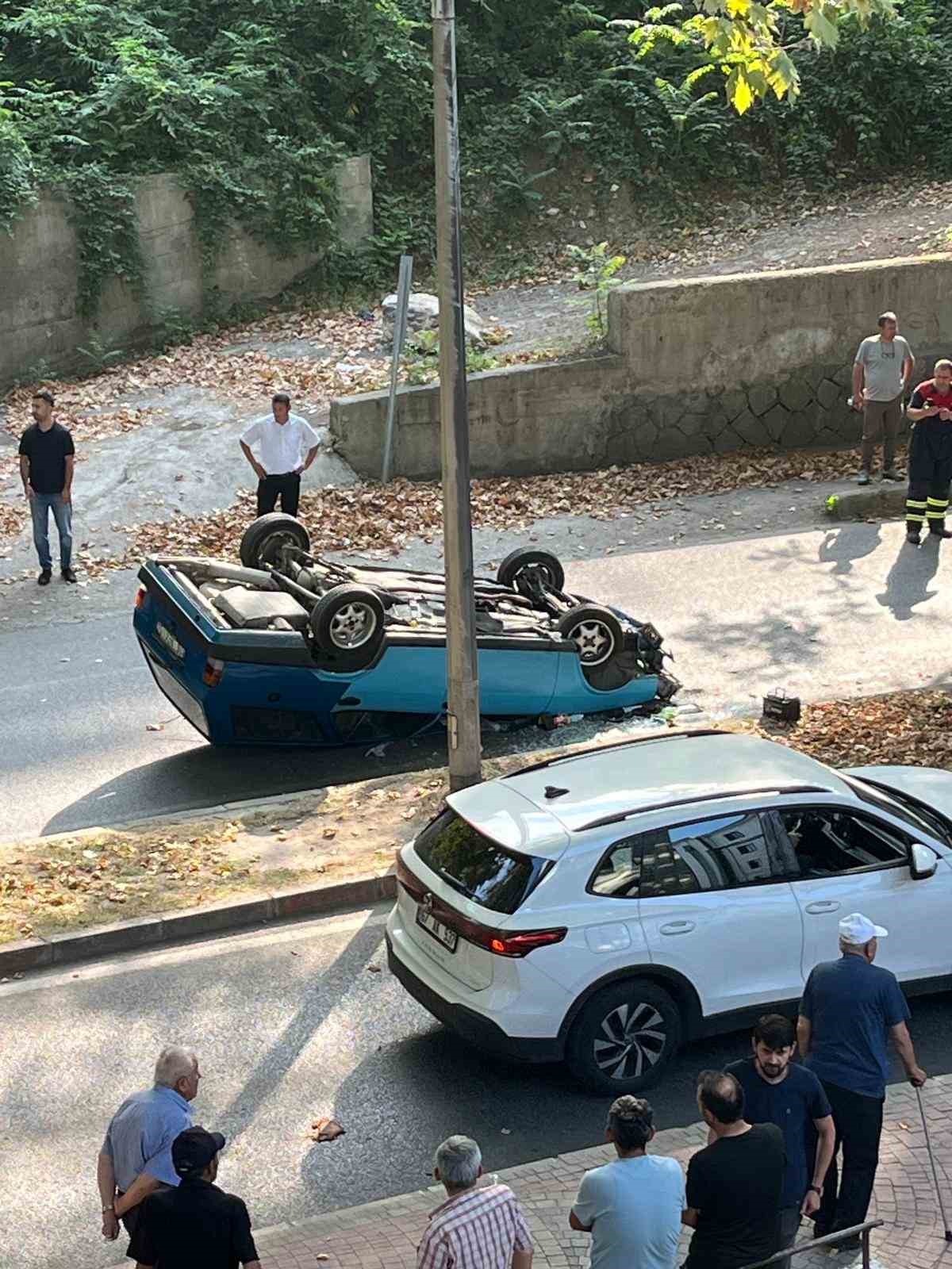 AĞACA ÇARPAN OTOMOBİL TERS DÖNDÜ