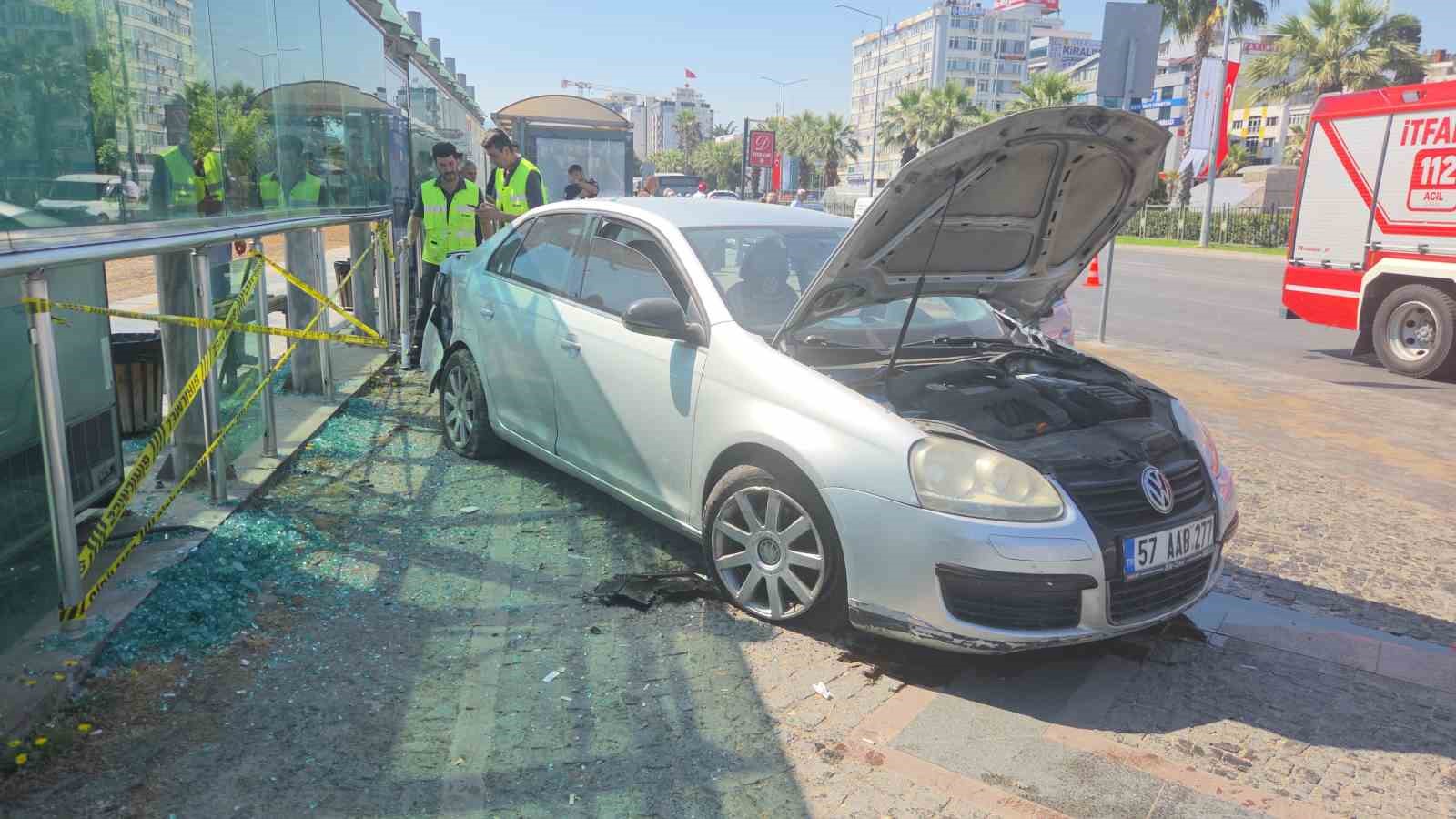 OTOMOBİL TRAMVAY İSTASYONUNA ÇARPTI: 3 YARALI