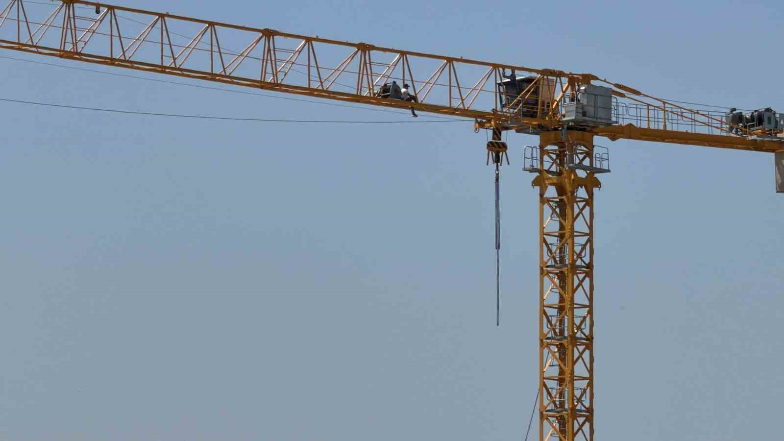 BOLU’DA ÜNİVERSİTENİN EK BİNA İNŞAATINDA MAAŞ KRİZİ: İŞÇİ VİNCE ÇIKTI