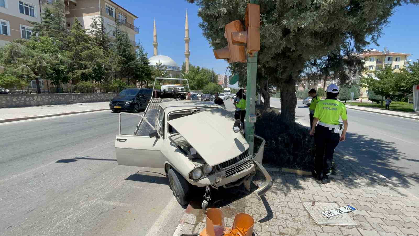 KARAMAN’DA OTOMOBİL TRAFİK LAMBASINA ÇARPTI: 1 YARALI