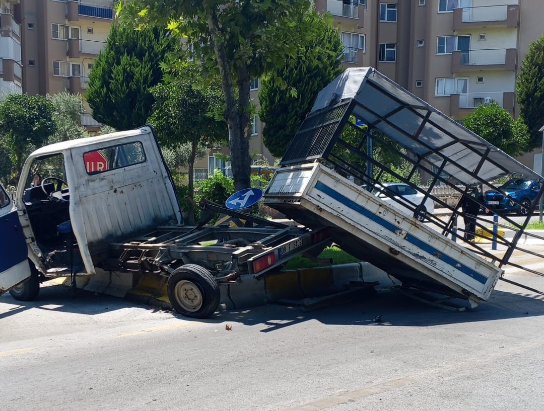 OTOMOBİLLE ÇARPIŞAN KAMYONET REFÜJE ÇIKTI: 1 YARALI