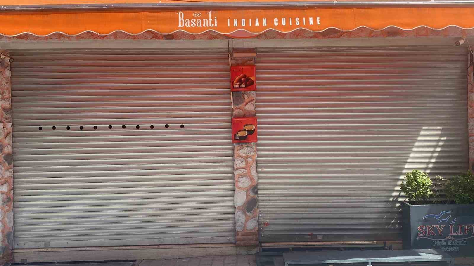 MÜHÜRLÜ BOŞ DÜKKANDAN YAYILAN KÖTÜ KOKU EKİPLERİ HAREKETE GEÇİRDİ