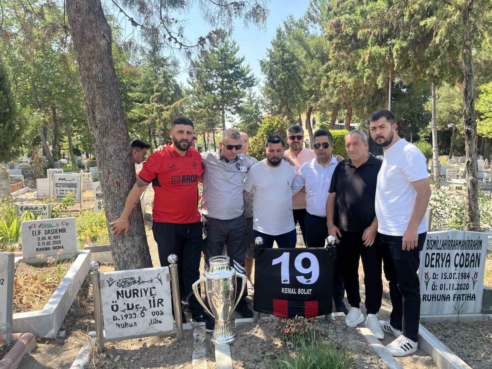 ÇORUM FK’NIN ŞAMPİYONLUK KUPASI, EMEKTAR GAZETECİSİNİN KABRİNE GÖTÜRÜLDÜ