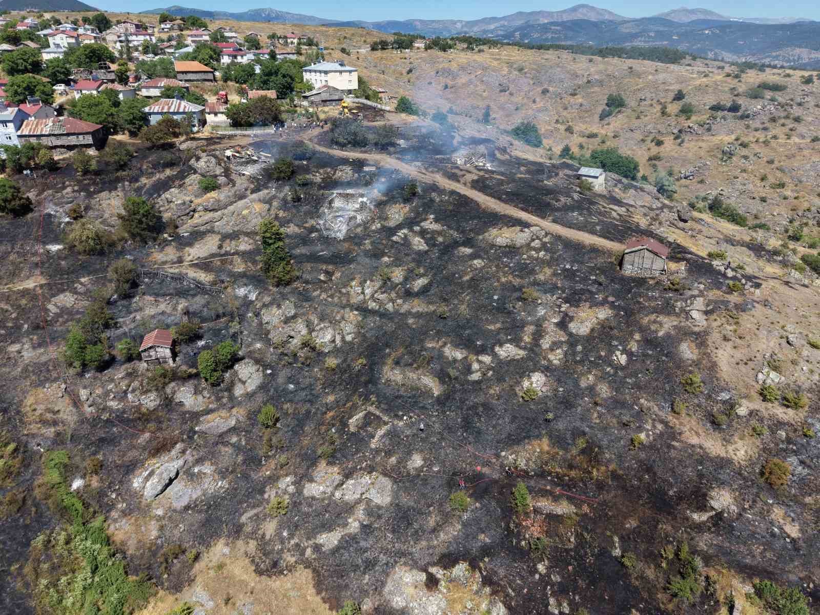 ORDU’DA TARIM ARAZİSİNDE ÇIKAN YANGINDA 5 SAMANLIK YANDI