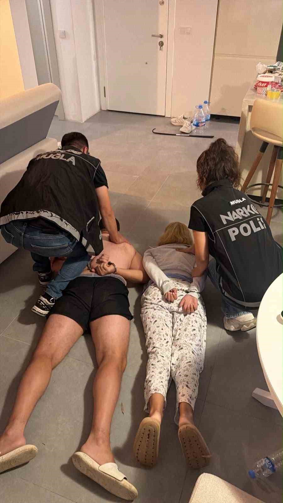 BODRUM’DA ULUSLARARASI OPERASYON: KIRMIZI BÜLTENLE ARANAN UYUŞTURUCU TACİRİ KISKIVRAK YAKALANDI