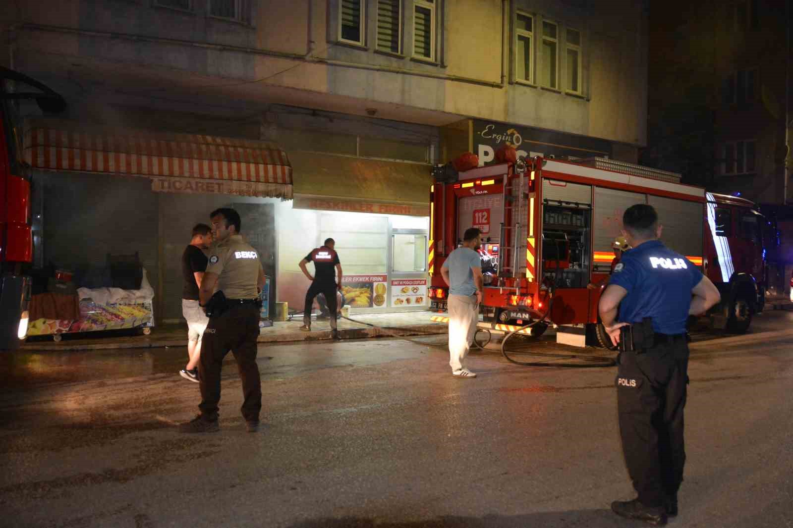 ORDU’DA YANAN FINDIK KABUĞU ÇUVALI İŞ YERİNİ DUMANA BOĞDU