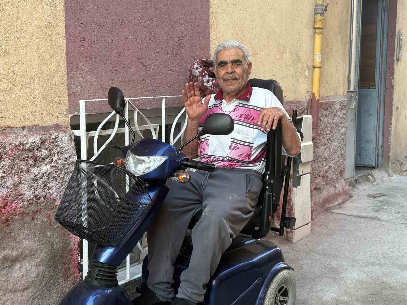 OĞLUNUN AKÜLÜ TEKERLEKLİ SANDALYESİNİ YAKTIĞI BABAYA AKÜLÜ ARAÇ HEDİYE EDİLDİ