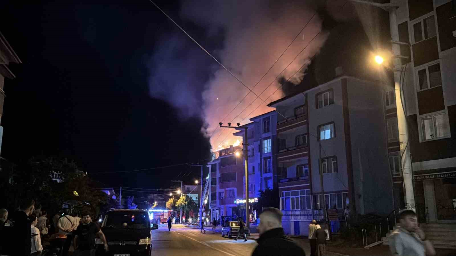 BOLU’DA APARTMANDA ÇIKAN YANGINDA ALEVLER GECEYİ AYDINLATTI: PATLAMA SESLERİ PANİĞE NEDEN OLDU