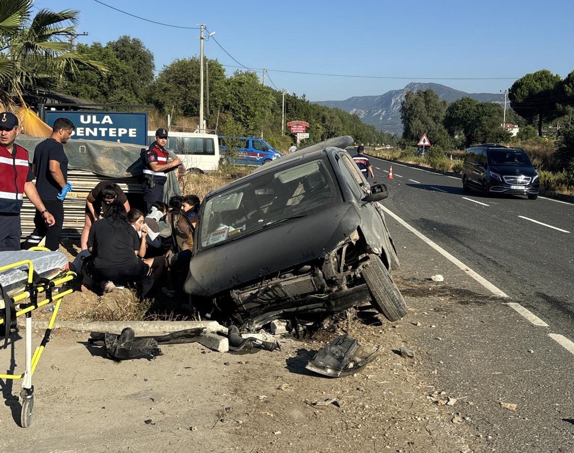 MUĞLA’DA ARAÇ YOLDAN ÇIKTI: 1’İ ÇOCUK 7 YARALI