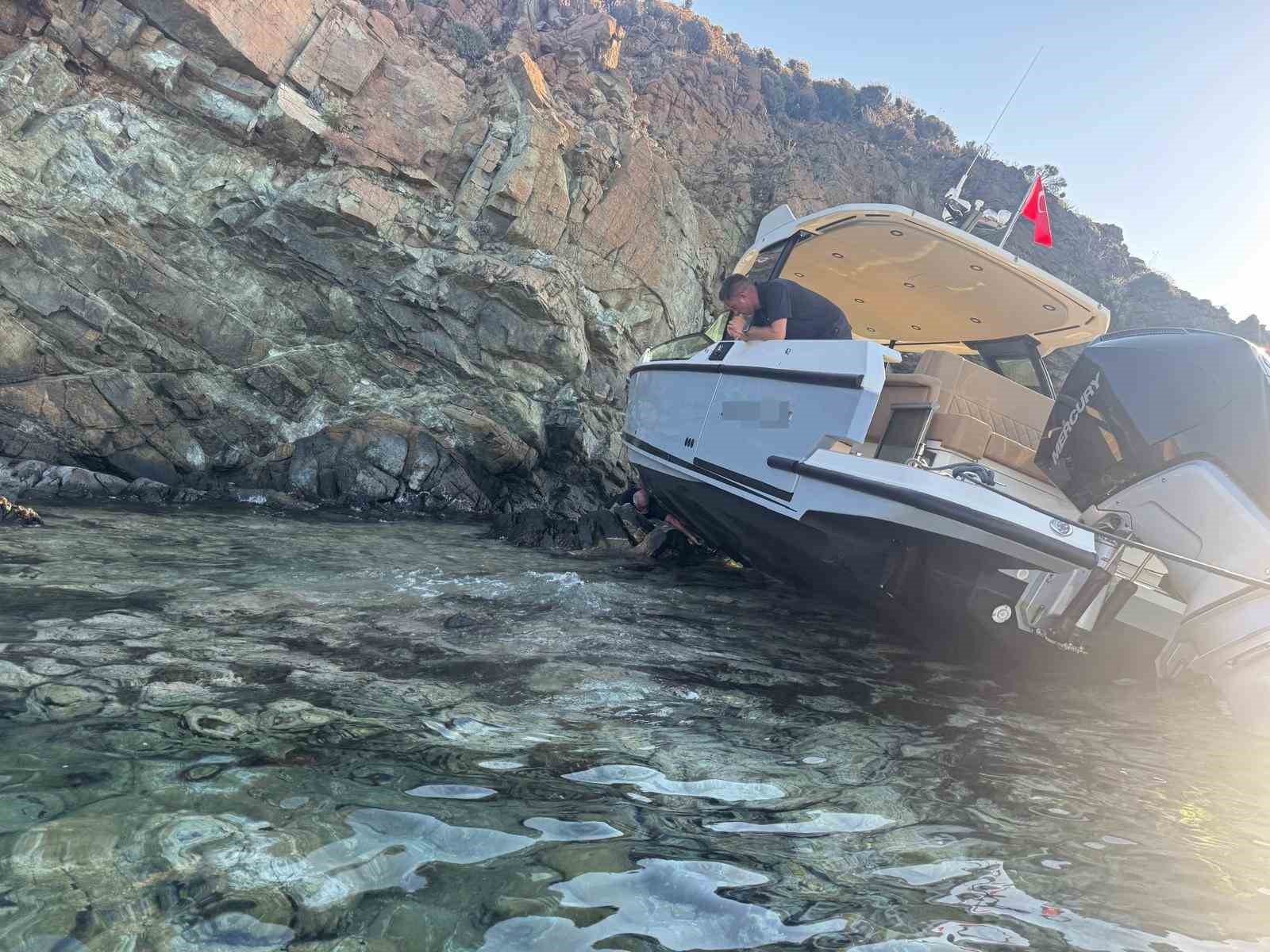 SÜRÜKLENEN TEKNE KAYALIKLARA ÇARPTI