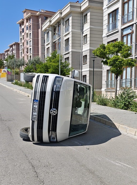 İKİ KAMYONET ÇARPIŞTI: 6 YARALI