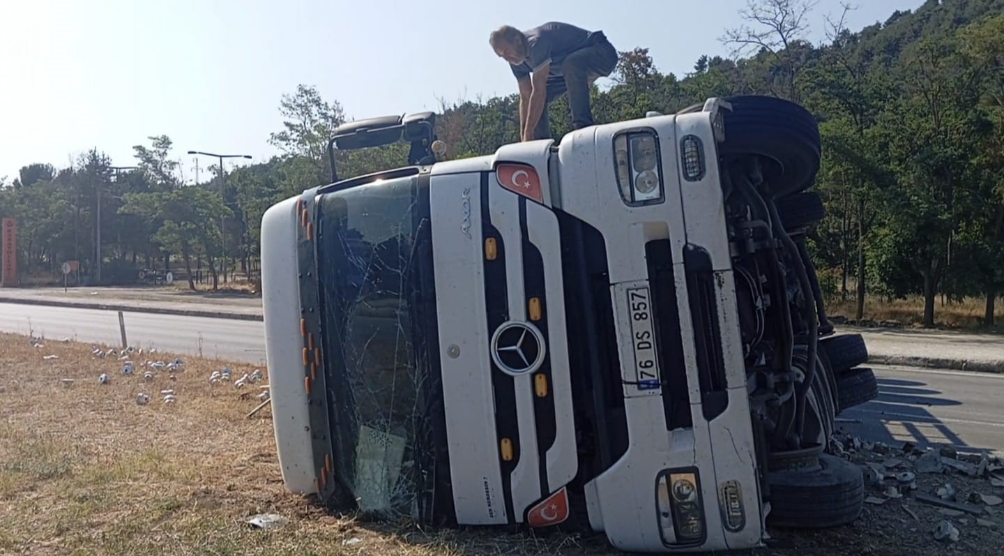 AMASYA’DA ELEKTRONİK EŞYA YÜKLÜ TIR DEVRİLDİ