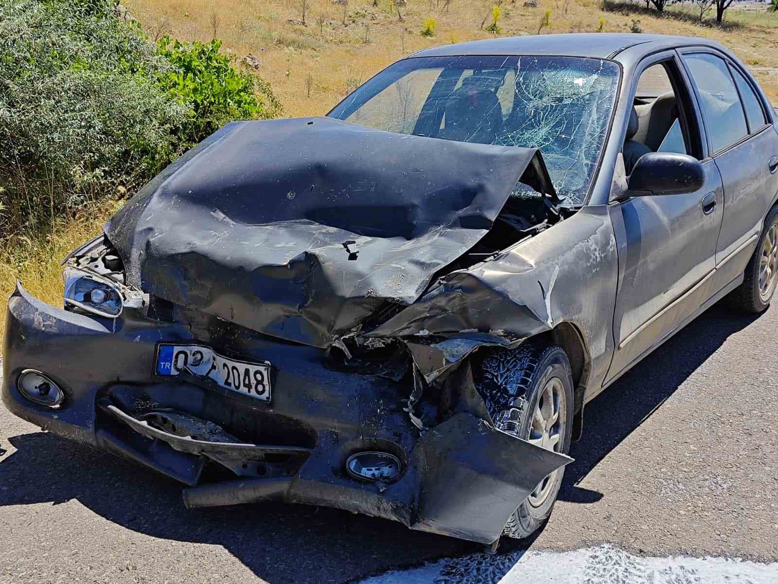 YALVAÇ’TA OTOMOBİLLER KAFA KAFAYA ÇARPIŞTI: 1 YARALI