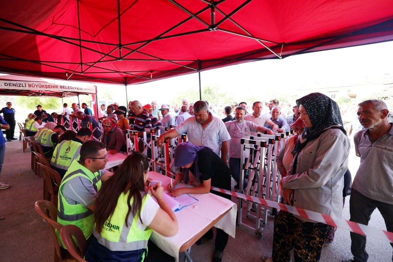 DENİZLİ BÜYÜKŞEHİRİN SERA NAYLONU DESTEĞİNİN İLK DAĞITIMI KALE’DE GERÇEKLEŞTİRİLDİ