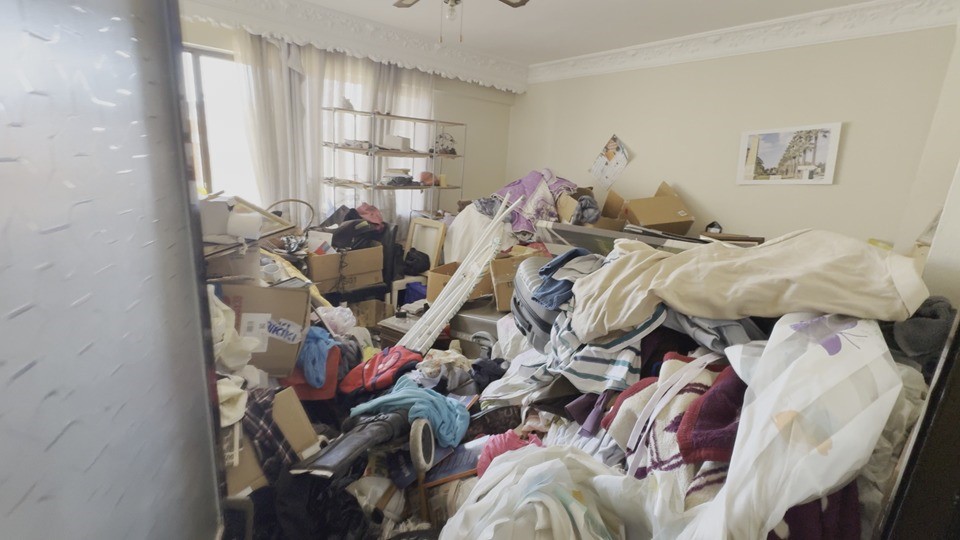 KUŞADASI’NDA ÇÖP EVDEN 2,3 TON ATIK ÇIKARILDI