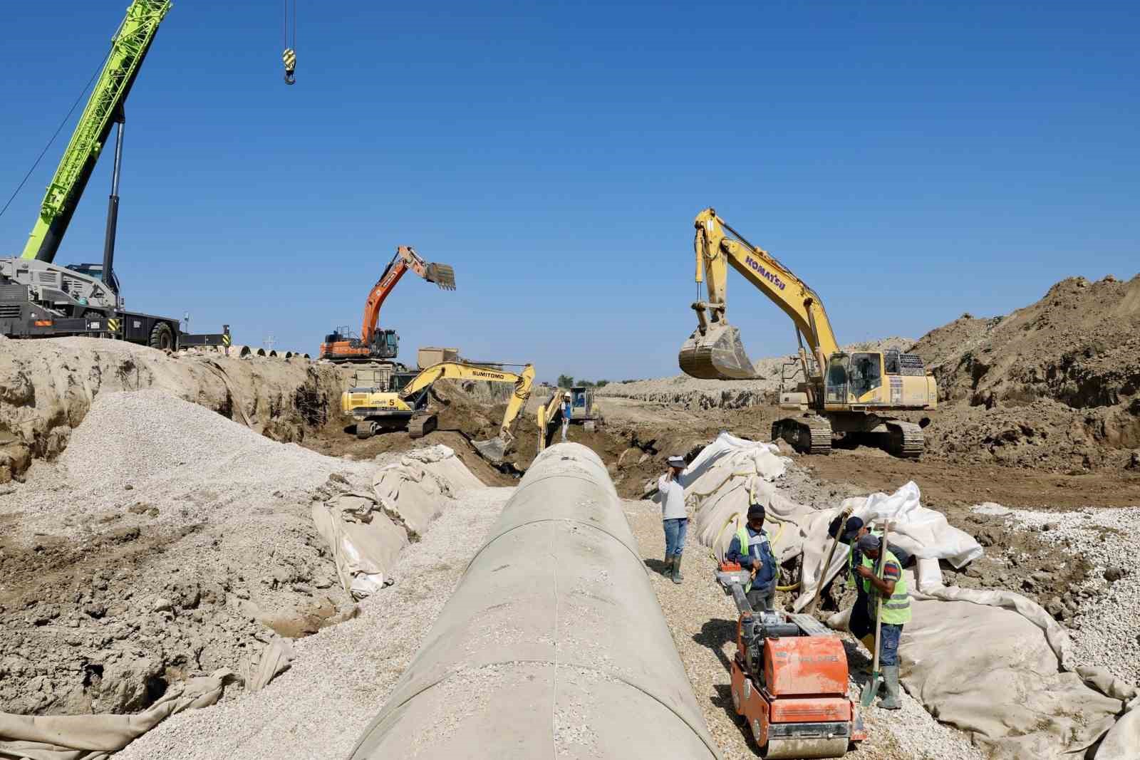 PROJE TAMAMLANDIĞINDA SU KAYBI EN AZA İNECEK, DEV BORULARIN MONTAJI YAPILIYOR