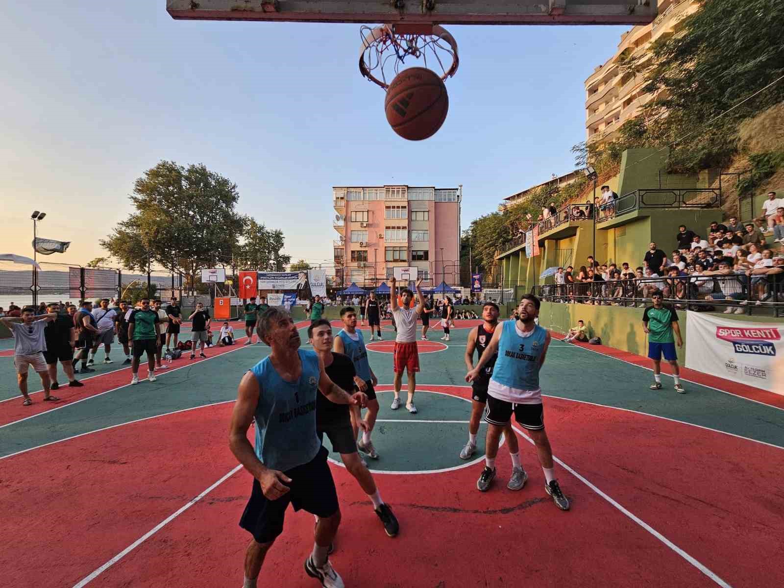 GÖLCÜK’TE POTALAR SOKAK BASKETBOLU İÇİN KURULUYOR