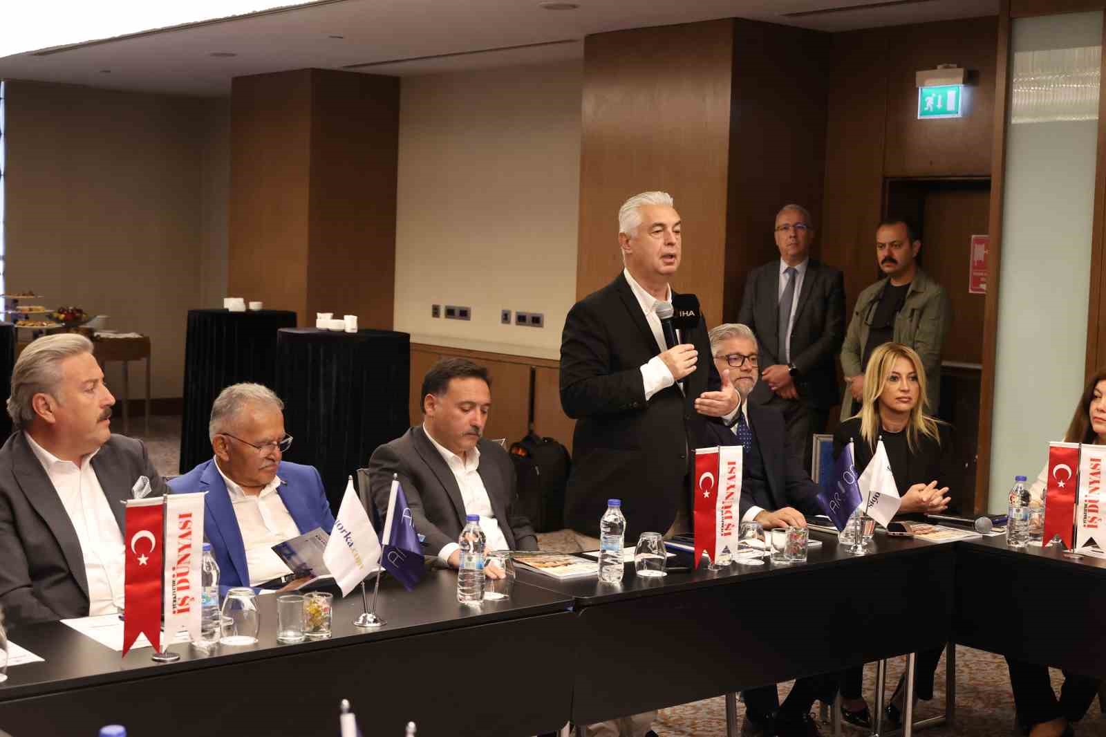 EKONOMİYE YÖN VERENLER ZİRVESİ KAYSERİ’DE YOĞUN KATILIMLA GERÇEKLEŞTİRİLDİ