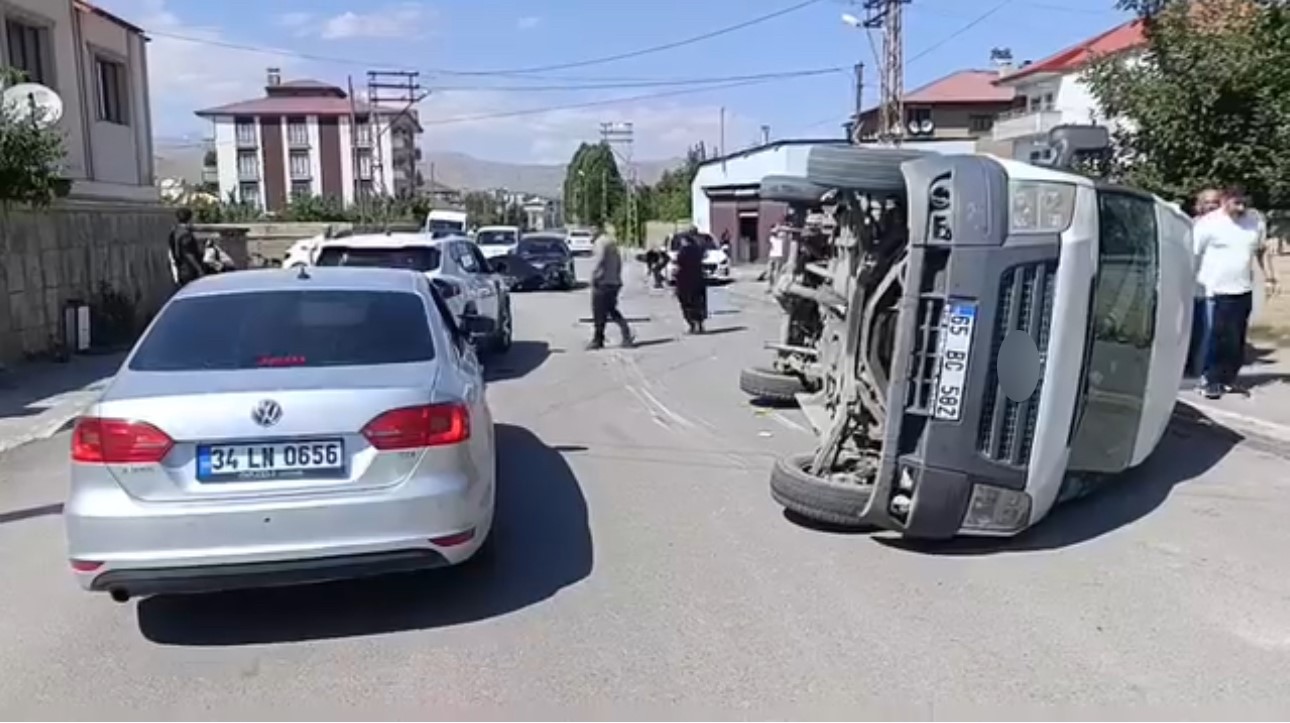 YÜKSEKOVA’DA TRAFİK KAZASI: 3 YARALI