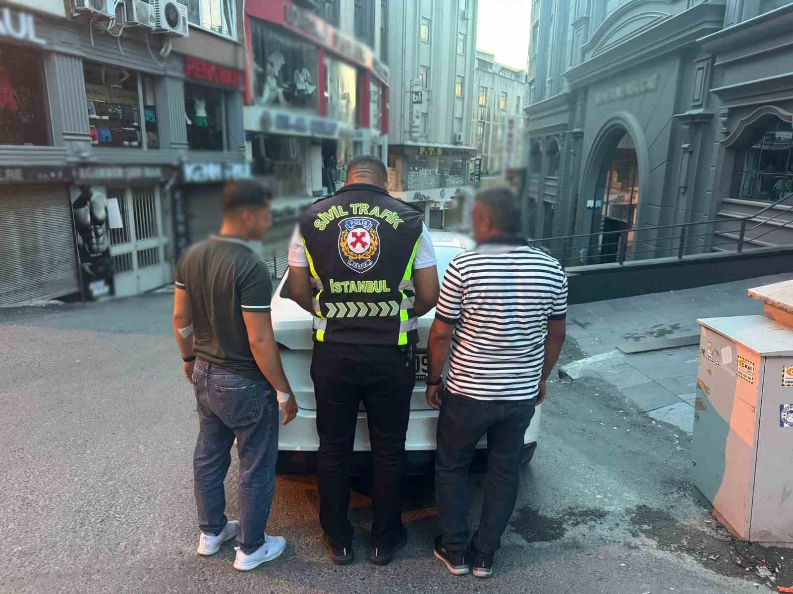 FATİH’TE TAKSİ ŞOFÖRÜNÜN ARACINI TEKMELEYEN SÜRÜCÜ TUTUKLANDI
