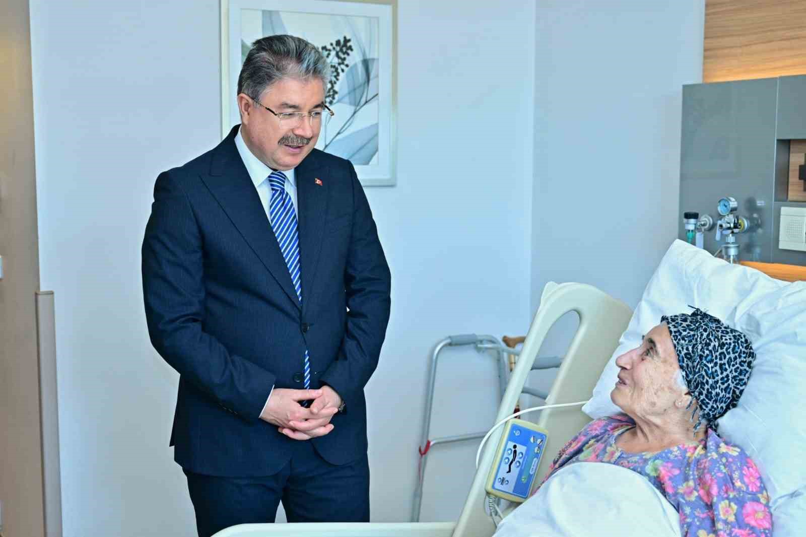 VALİ DR. ERDİNÇ YILMAZ’DAN ŞEHİT ANNESİNE HASTANEDE ZİYARET