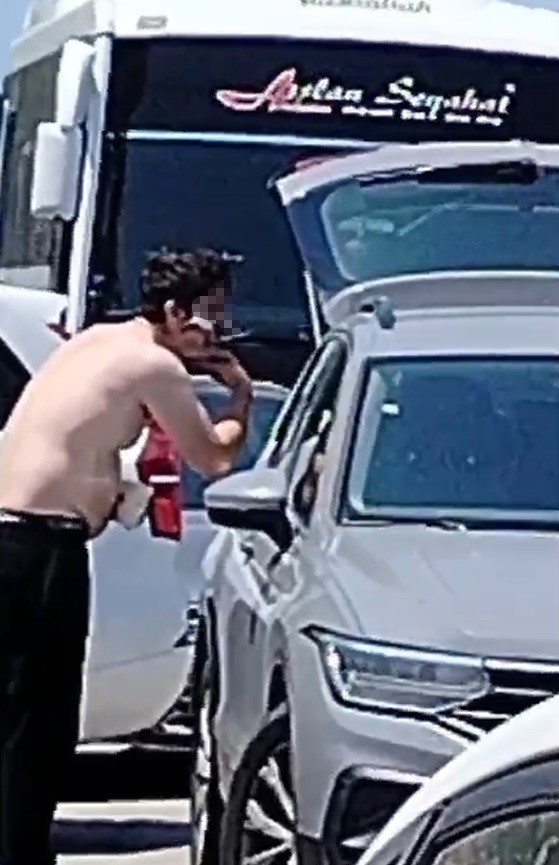 OTOMOBİL CAMINI AYNA YAPTI, YOL KENARINDA TIRAŞ OLDU