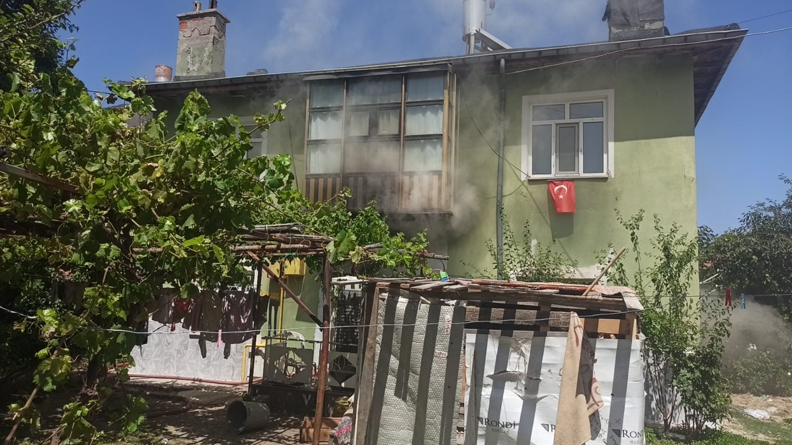 EVDE YANGIN ÇIKTI, KİLİTLİ KALAN 5 ÇOCUK KURTARILDI