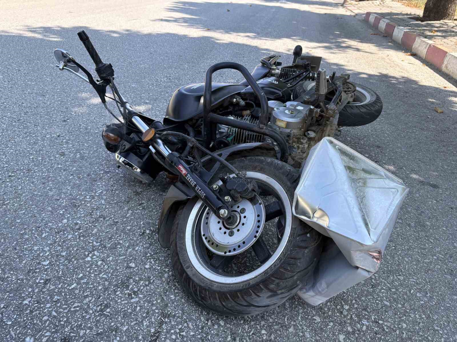 KASTAMONU’DA MOTOSİKLET YOLA DÜŞEN TENEKEYE ÇARPTI: 1 YARALI