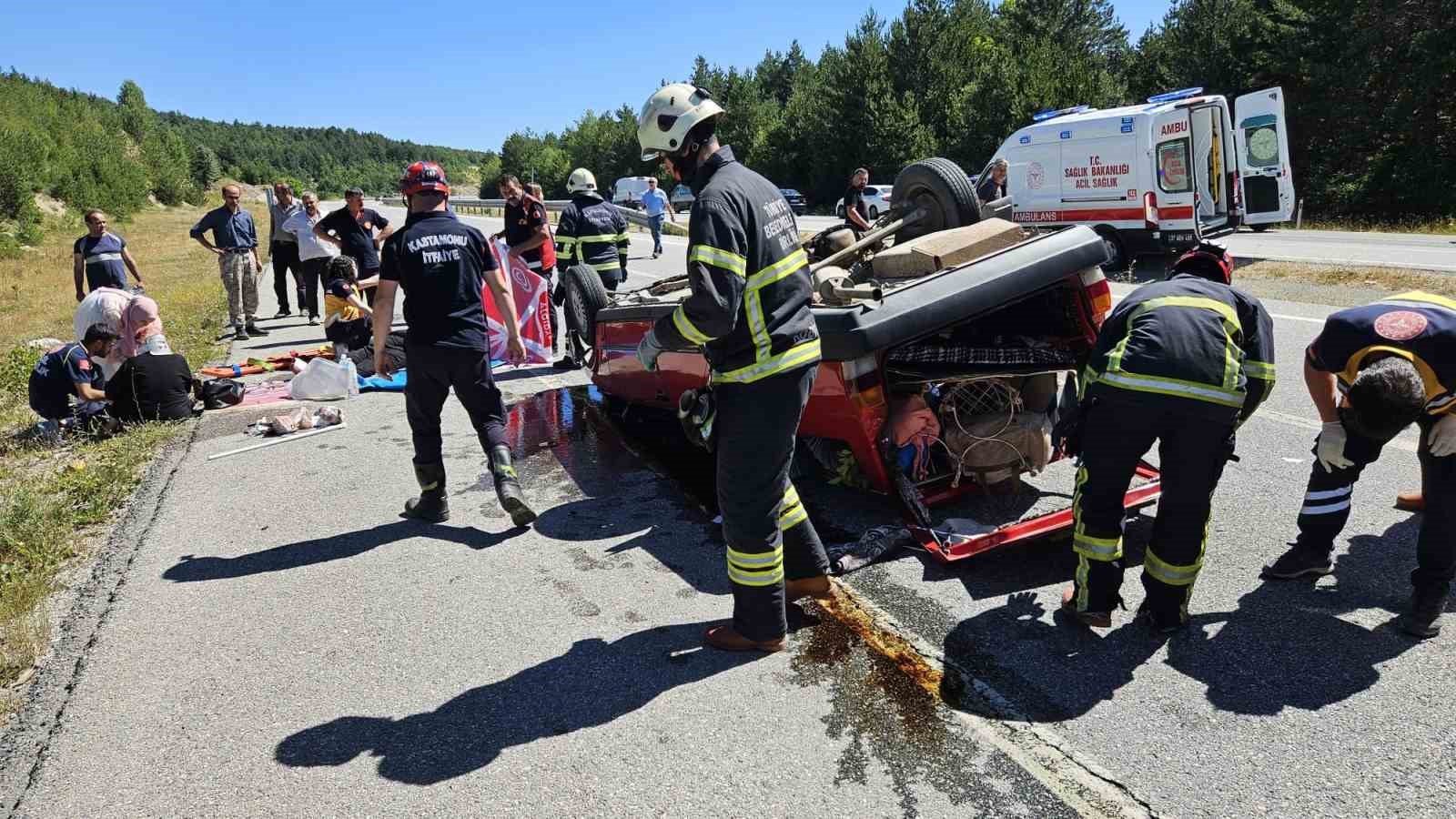 KASTAMONU’DA TOFAŞ MARKA OTOMOBİL TAKLA ATTI: 3 YARALI