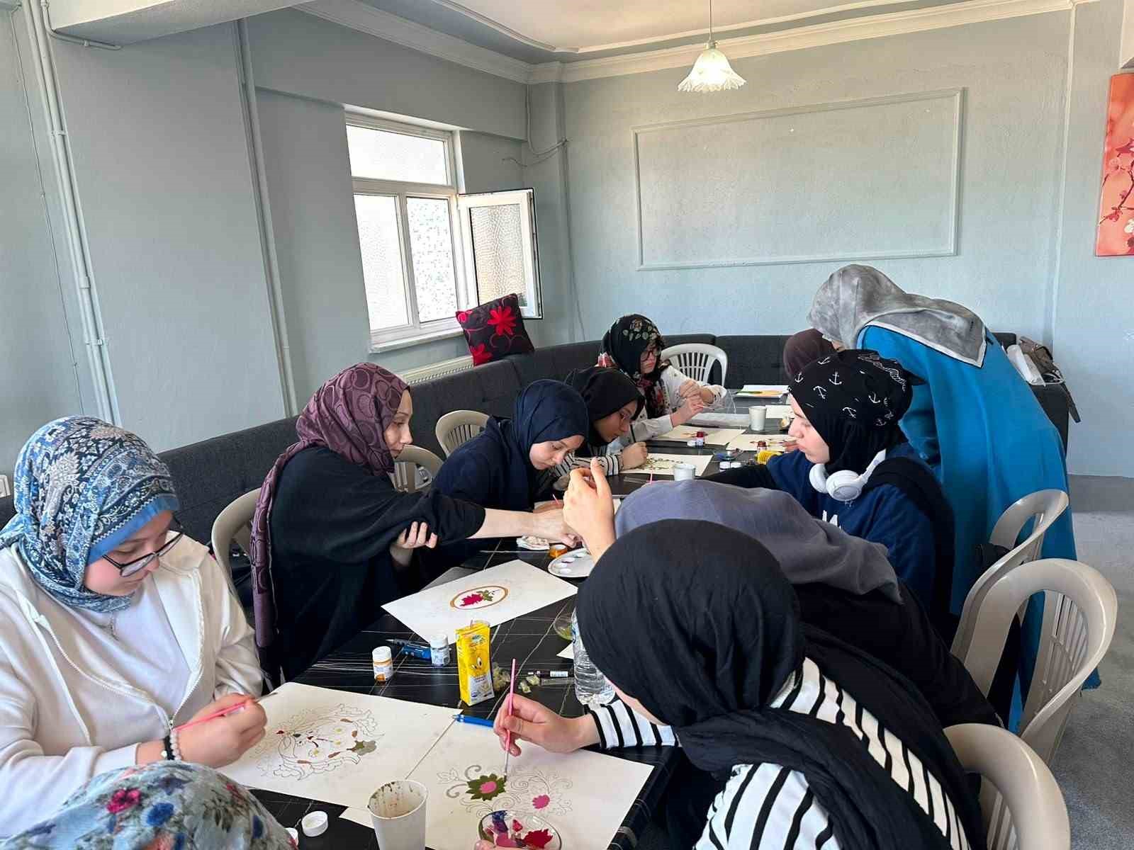 ALAPLI’DA GENÇLER TELEFON EKRANINDAN TEZHİP SANATINA YÖNELDİ