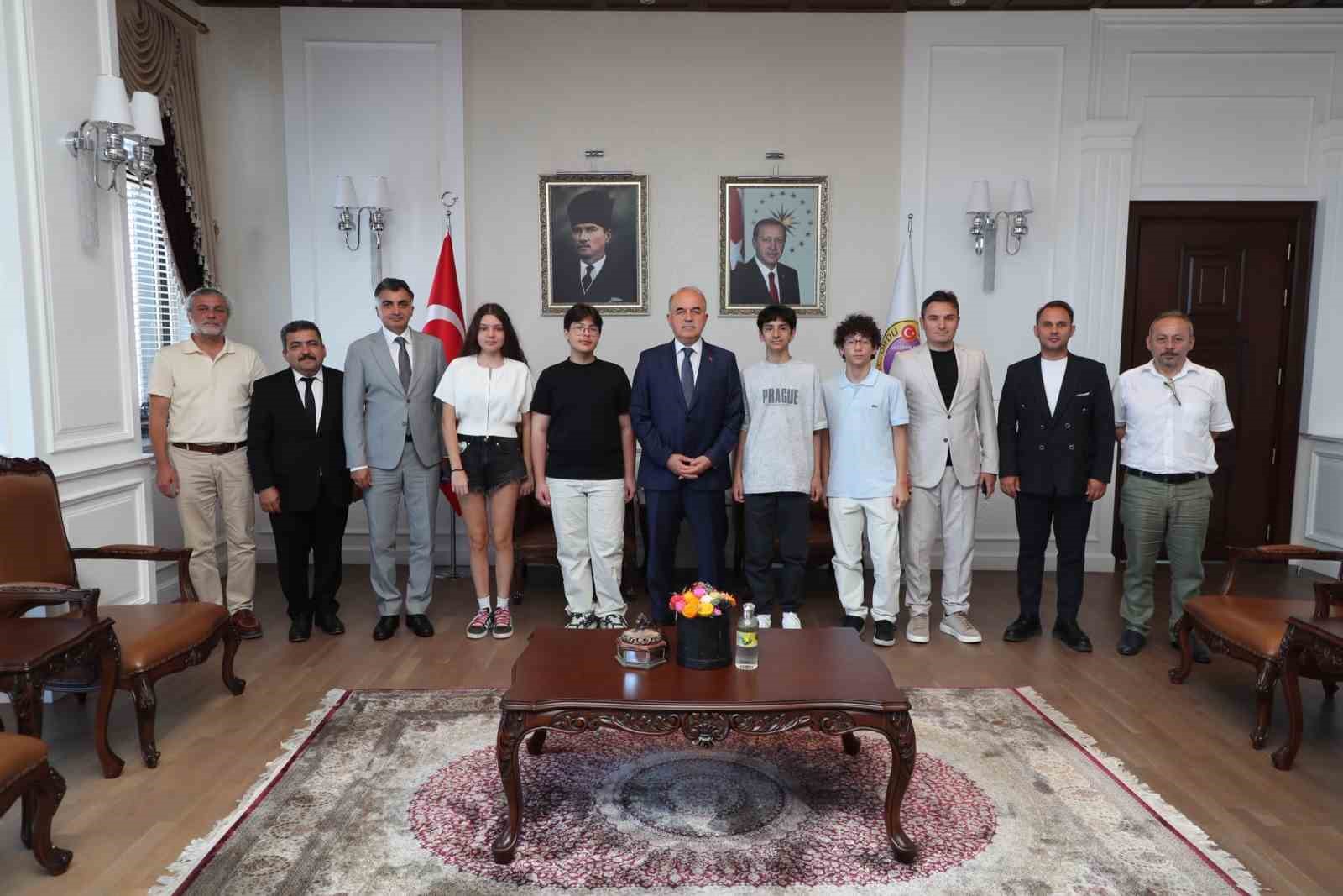 VALİ EROL, LGS’DE TAM PUAN ALAN ÖĞRENCİLERİ AĞIRLADI