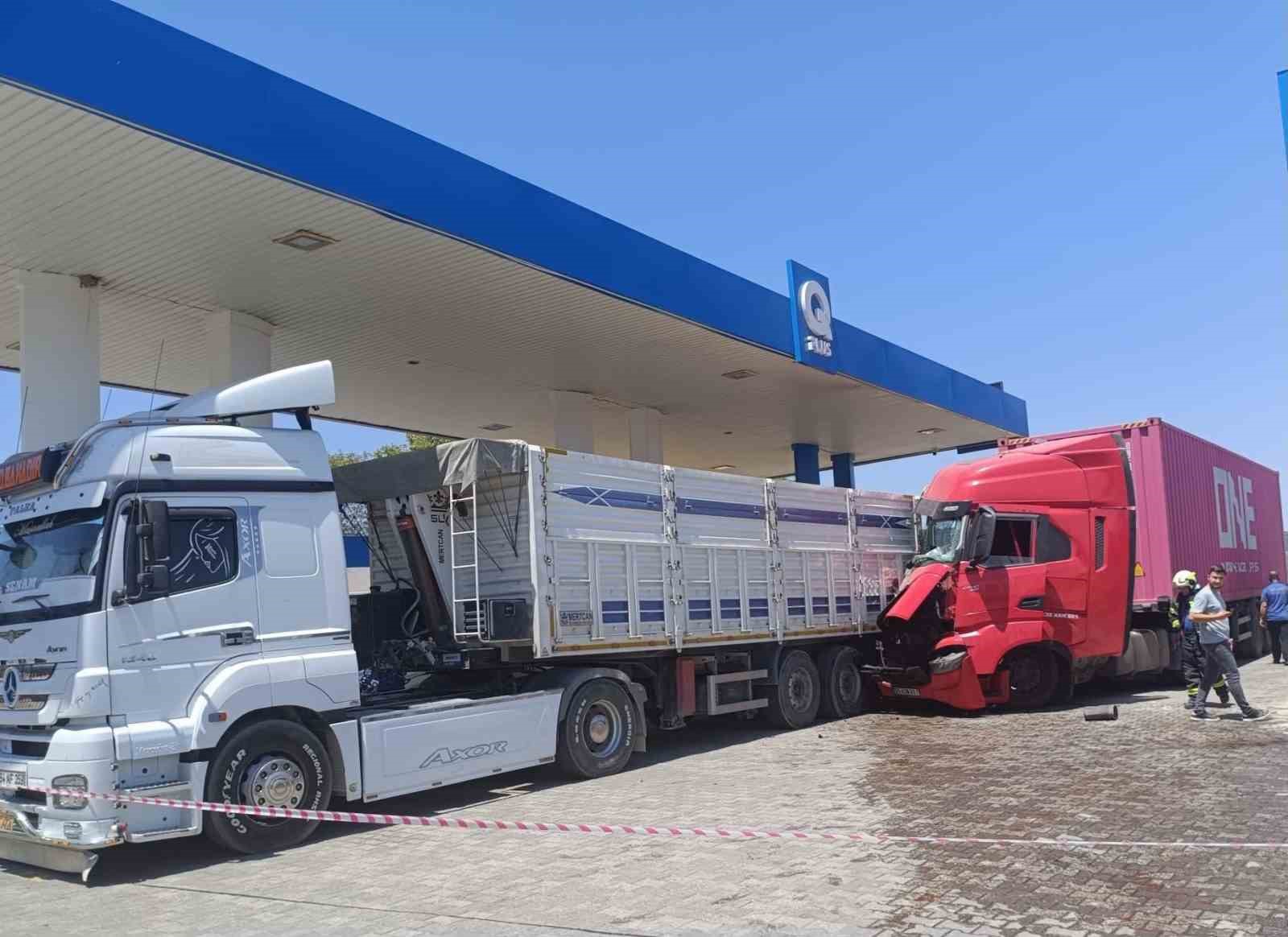 BAYGINLIK GEÇİREN TIR ŞOFÖRÜ İSTASYONDA YAKIT ALAN BAŞKA BİR TIRA ÇARPTI