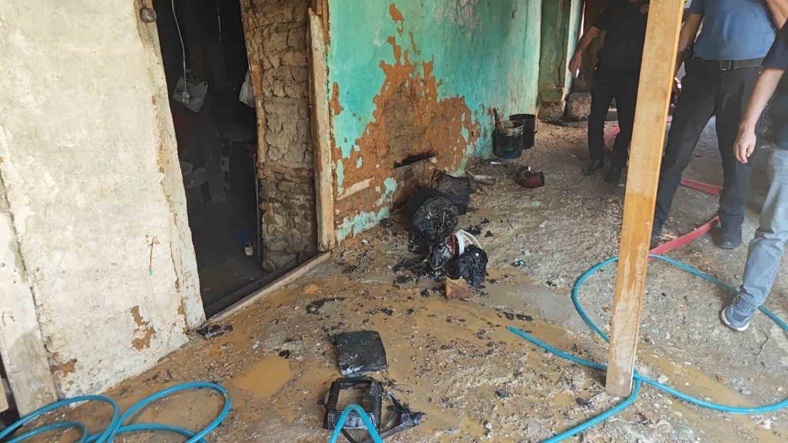 KOVADA YAKILAN KAĞITLAR TEKRAR ALEVLENDİ, YANGIN EVE SIÇRAMADAN SÖNDÜRÜLDÜ