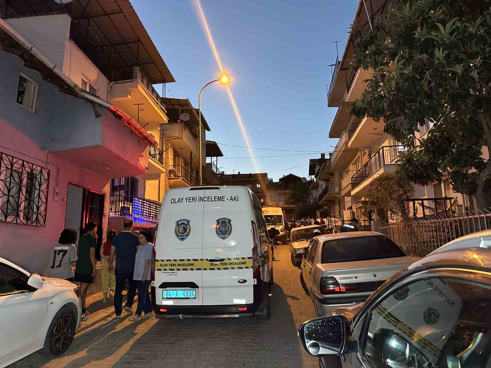 UŞAK’TA DUT TOPLARKEN ÇATIDAN DÜŞEN ADAM HAYATINI KAYBETTİ