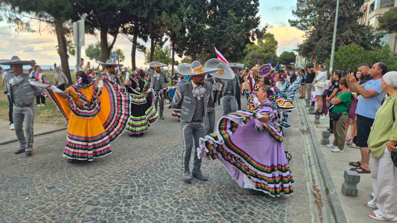 "36. ULUSLARARASI SAMSUN HALK OYUNLARI FESTİVALİ" RENKLİ GÖRÜNTÜLERLE BAŞLADI