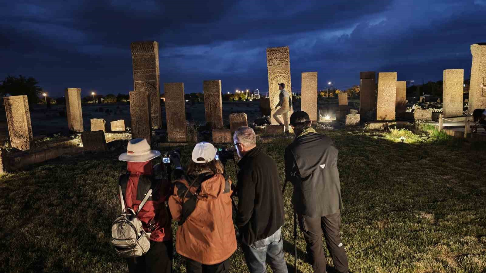 AHLAT SELÇUKLU MEYDAN MEZARLIĞI’NDA GECE MÜZECİLİĞİ’NE YOĞUN İLGİ
