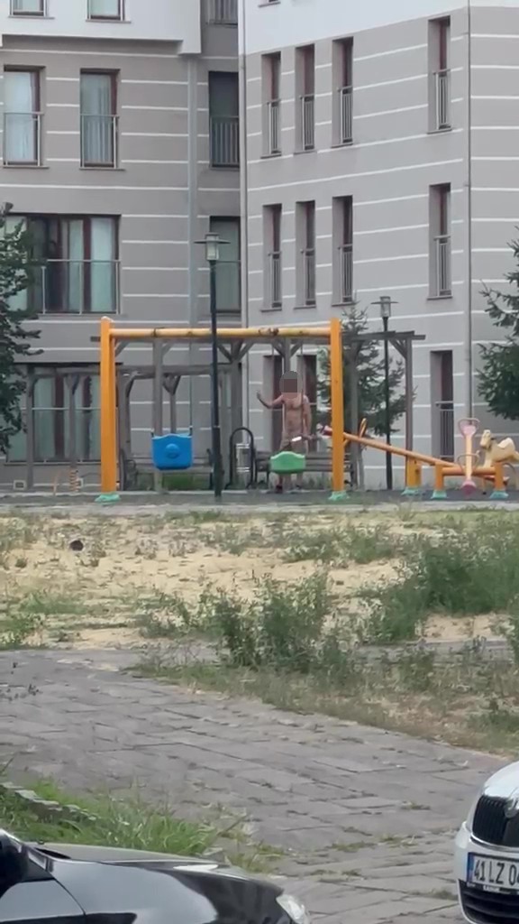 ÇOCUK PARKINDA ELİNDE BIÇAKLA CİNNET GEÇİREN ŞAHSI POLİSLER İKNA ETTİ