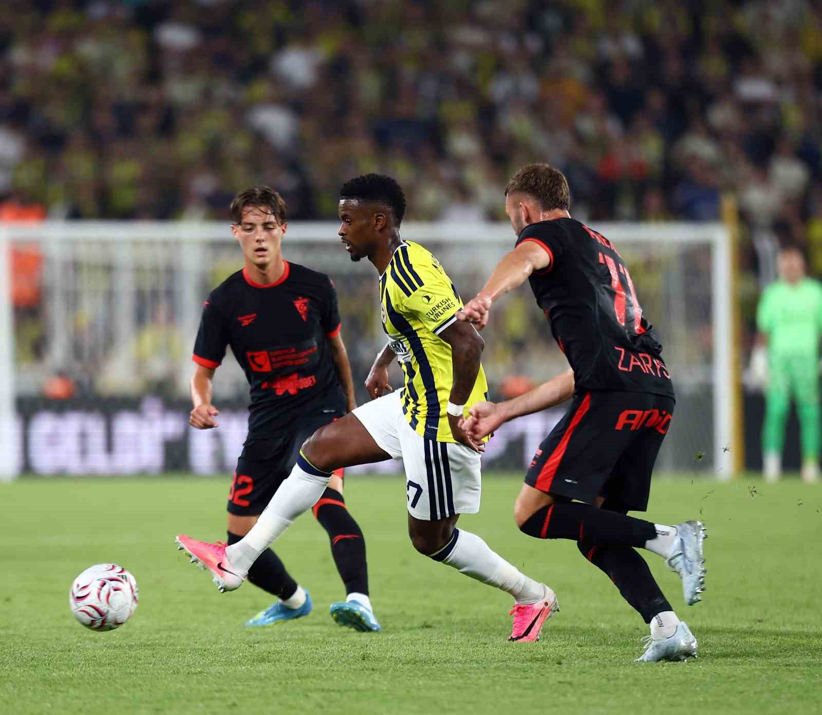 UEFA ŞAMPİYONLAR LİGİ: FENERBAHÇE: 1 - GORNİK ZABRZE: 0 (İLK YARI)