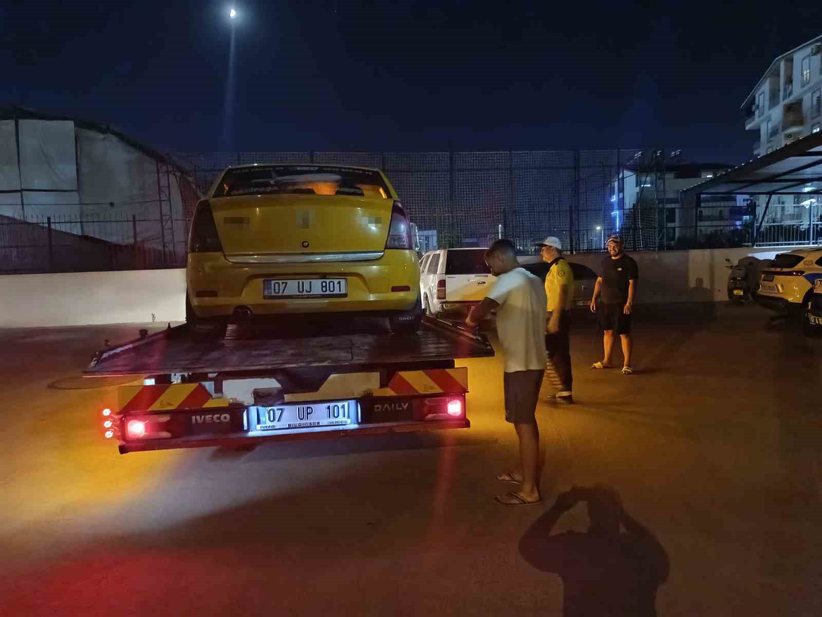 TRAFİK KAVGASINDA TİCARİ TAKSİ SÜRÜCÜSÜNÜN YUMRUK ATTIĞI YAŞLI ADAM YERE DÜŞTÜ