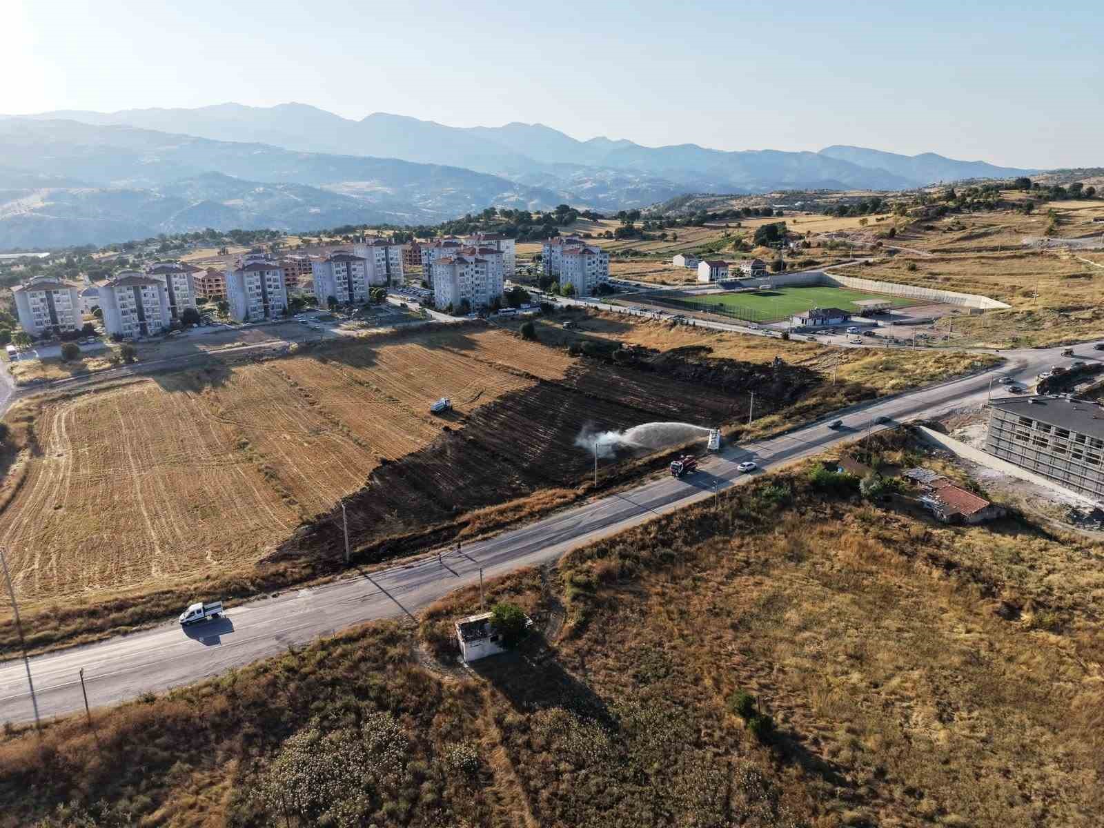 EMET’TE ARAZİ YANGINI KORKUTTU: BİR İTFAİYE ERİ DUMANDAN ETKİLENDİ